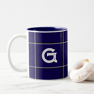 Süßes dunkelblaues dekoratives initial quadratisch zweifarbige tasse