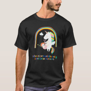 Süßes Einhorn hält Baby, das als Einhorn geboren w T-Shirt