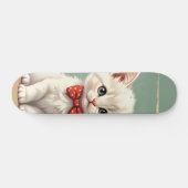 Süßes, entzückendes weißes Kätzchen mit Fliege Skateboard (Horizontal)