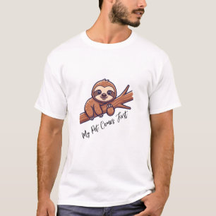 Süßes Faultier, das an einem Baum hängt, T-Shirt
