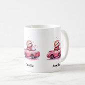 Süßes Faultier fährt Cabrio in Rosa Kaffeetasse (VorderseiteRechts)