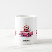 Süßes Faultier fährt Cabrio in Rosa Kaffeetasse (Mittel)