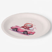 Süßes Faultier fährt Cabrio in Rosa Pappteller (Schrägansicht)