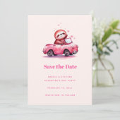 Süßes Faultier in einem rosa Cabrio Save The Date (Stehend Vorderseite)