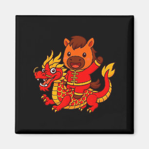 Süßes Feuerpferd, das einen chinesischen Drachen z Magnet