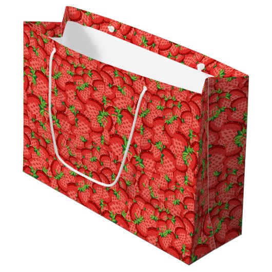 Süßes, gekacheltes Erdbeermuster Große Geschenktüte (Vorderseite Schrägansicht)