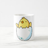 Süßes gelbes Küken im Ei Kaffeetasse (Mittel)