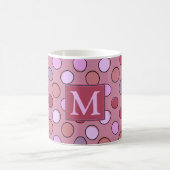 Süßes gepunktetes rosa Muster Monogramm Kaffeetasse (Mittel)