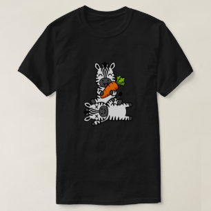 Süßes glückliches Zebra mit Karotten-Cartoon-Spaß- T-Shirt