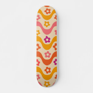 Süßes Groovy-Blumenmuster auf retro Wellen Skateboard
