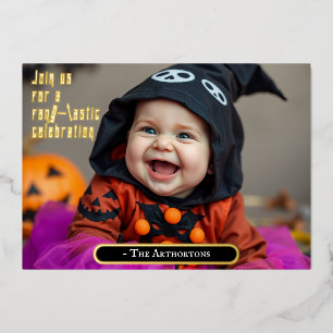 Süßes Halloween-Baby im Hexenkleid Folieneinladung