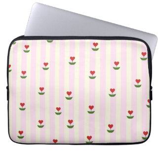 Süßes Herz-Blumenmuster – Sanft rosa gestreift Laptopschutzhülle