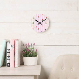 Süßes Herz-Blumenmuster – Sanft rosa gestreift Runde Wanduhr
