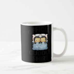Süßes Hummel-Paar kuschelt  Kaffeetasse