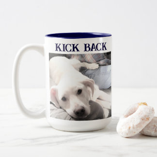 Süßes Hunde-Foto, das mit der Pfote auf dem Vater Zweifarbige Tasse