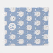 Süßes hüpfendes weißes Katzenmuster Monogramm Blau Fleecedecke (Vorderseite (Horizontal))