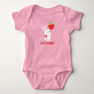 Süßes Kaninchen mit Erdbeere Kawaii Design Baby Strampler