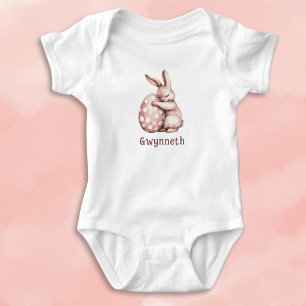 Süßes Kaninchen umarmt ein punktiertes Ei mit Mono Baby Strampler