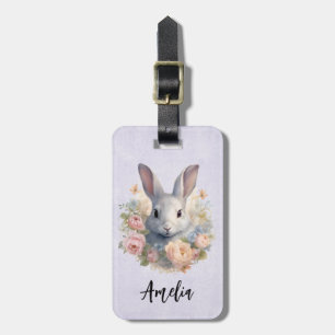 Süßes Kaninchen umgeben von pastellfarbenen Blumen Gepäckanhänger