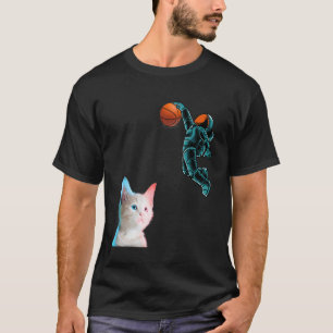 Süßes Kätzchen-Astronaut spielt Basketball für Kat T-Shirt