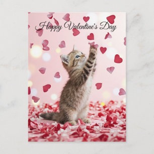 Süßes Kätzchen fängt Valentinsherz Blütenblätter Postkarte