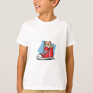 Süßes Kätzchen in rotem Turnschuh für Kinder T-Shirt