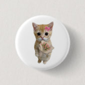 Süßes Kätzchen mit Blumen Pin | Wohlgenährter Katz Button (Vorderseite)