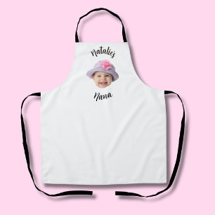 Süßes Kinderbaby-Gesicht Foto Kind Name Oma Schürze