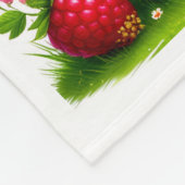Süßes kleines Mädchen mit frischen roten Himbeeren Fleecedecke (Ecke)