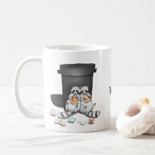 Süßes lustiges Waschbären-Paar, das Pizza isst, be Kaffeetasse