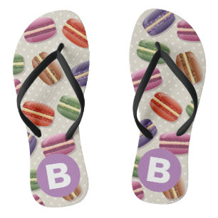 Süßes Macaroon-Muster gepunktetes lila Monogramm Badesandalen