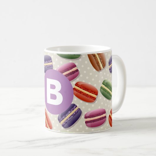 Süßes Macaroon-Muster gepunktetes lila Monogramm Kaffeetasse (VorderseiteRechts)