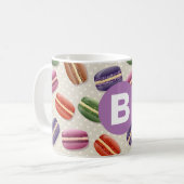 Süßes Macaroon-Muster gepunktetes lila Monogramm Kaffeetasse (Vorderseite Links)