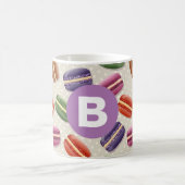Süßes Macaroon-Muster gepunktetes lila Monogramm Kaffeetasse (Mittel)