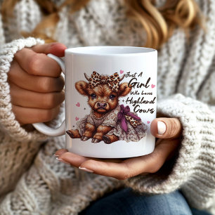 Süßes Mädchen, das Highland-Kühe mit Schleife lieb Kaffeetasse