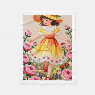 Süßes Mädchen im gelben Kleid mit floraler Decke