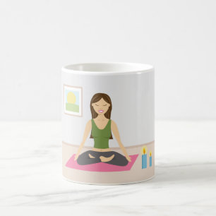 Süßes Mädchen macht Yoga in einem hübschen Raum Kaffeetasse