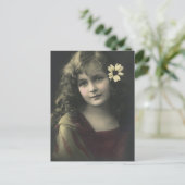 Süßes Mädchen mit Blume Postkarte (Stehend Vorderseite)