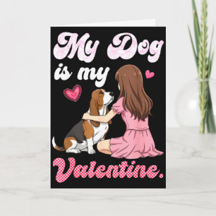 Süßes Mädchen mit Hund ist Valentins-Basset-Hound- Karte