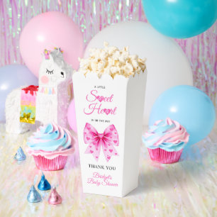 Süßes Mädchen mit rosa Schleife zur Babyparty am V Geschenkschachtel