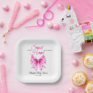 Süßes Mädchen mit rosa Schleife zur Babyparty am V Pappteller
