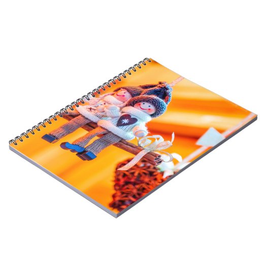 Süßes Mädchen und Junge mit Zimt Notizblock (Linke Seite)