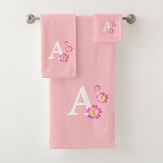 Süßes Monogramm mit Blumen auf hellrosa Badhandtuch Set (Insitu)