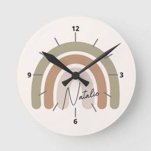 Süßes monogrammiertes Skript Pastell-Regenbogen-Mä Runde Wanduhr