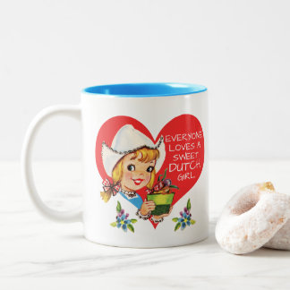 Süßes niederländisches Mädchen mit Vintage-Tulpen, Zweifarbige Tasse