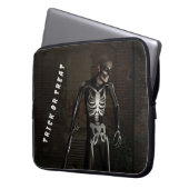 Süßes oder Saures. Als Skelett verkleideter Mann Laptopschutzhülle (Vorderseite Links)