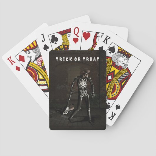 Süßes oder Saures. Als Skelett verkleideter Mann Spielkarten (Rückseite)