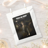 Süßes oder Saures. Dünne Frau trägt Lampe Geschenktütchen (Ausgeschnitten)