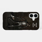 Süßes oder Saures. Mann als Skelett verkleidet iPhone 16 Hülle (Rückseite (Horizontal))