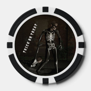 Süßes oder Saures. Mann als Skelett verkleidet Pokerchips